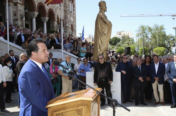 Πειραιάς: Συνωστισμός στα αποκαλυπτήρια του αγάλματος του Κωνσταντίνου Παλαιολόγου