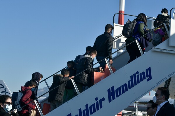«Ελ. Βενιζέλος»: 50 ασυνόδευτα προσφυγόπουλα αναχώρησαν για Γερμανία - Στο αεροδρόμιο ο Μητσοτάκης