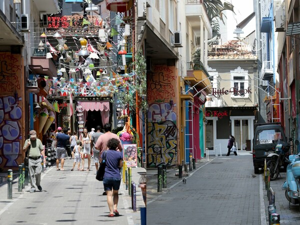 «Απόκοσμη πόλη»: Φωτογραφίες από την Αθήνα πριν και μετά το lockdown