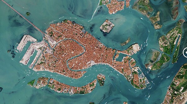 Η Βενετία αγνώριστη: Εικόνες από δορυφόρο με τα κανάλια πριν και μετά την πανδημία