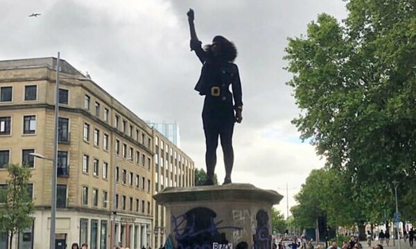 Το άγαλμα του Έντουαρντ Κόλστον αντικαταστάθηκε με το γλυπτό διαδηλώτριας του Black Lives Matter