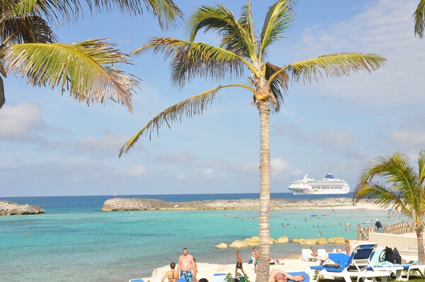 Οι Μπαχάμες απαγορεύουν την είσοδο σε Αμερικανούς - Λόγω έξαρσης του κορωνοϊού