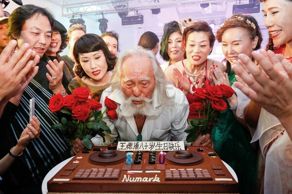 Ο «πιο σαγηνευτικός παππούς της Κίνας» παραμένει περιζήτητο μοντέλο στα 83 του