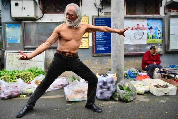 Ο «πιο σαγηνευτικός παππούς της Κίνας» παραμένει περιζήτητο μοντέλο στα 83 του