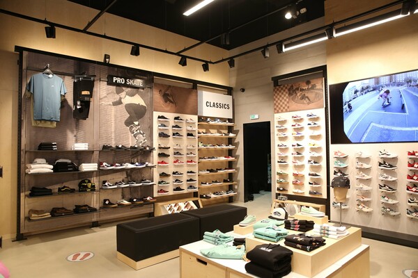 Το ανανεωμένο κατάστημα της Vans στο The Mall Athens υπόσχεται μία εμπειρία βγαλμένη από την Καλιφόρνια του '66