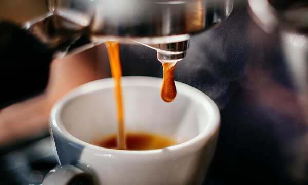 Ο κορωνοϊός «αυξάνει» την τιμή του καφέ - Αγώνας δρόμου από τους εισαγωγείς για τα αποθέματα