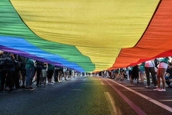 Colour Youth για τη διαπόμπευση trans από αστυνομικούς: Παρενόχληση στα όρια της σεξουαλικής βίας