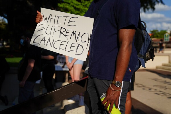 «Δεν μπορώ να αναπνεύσω»: Διαδηλώσεις και ταραχές σε όλες τις ΗΠΑ για τη ρατσιστική βία της αστυνομίας