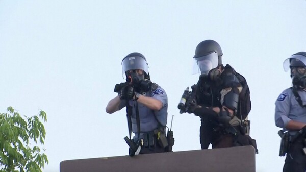 ΗΠΑ: Αστυνομικοί τραυμάτισαν μέλη του Reuters με πλαστικές σφαίρες - «Με σημαδεύει με το όπλο του»