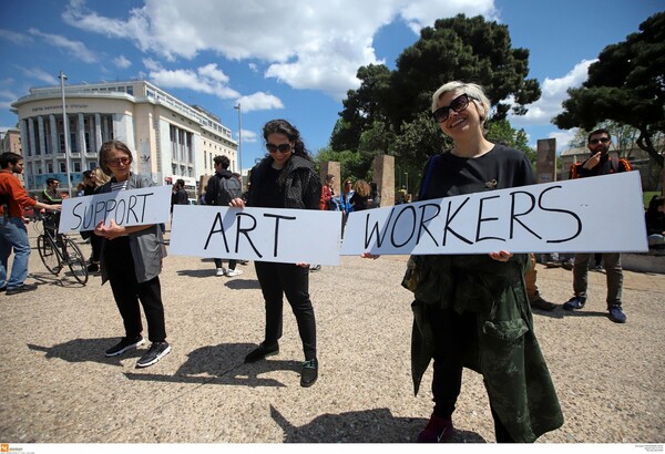 Διαμαρτυρία καλλιτεχνών στη Θεσσαλονίκη: Μουσικοί «αλυσοδέθηκαν» στον Λευκό Πύργο
