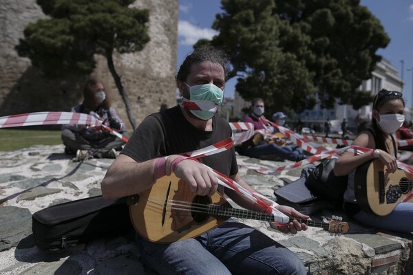 Διαμαρτυρία καλλιτεχνών στη Θεσσαλονίκη: Μουσικοί «αλυσοδέθηκαν» στον Λευκό Πύργο