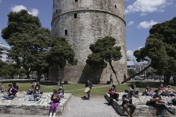 Διαμαρτυρία καλλιτεχνών στη Θεσσαλονίκη: Μουσικοί «αλυσοδέθηκαν» στον Λευκό Πύργο