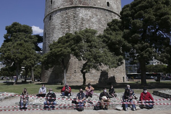 Διαμαρτυρία καλλιτεχνών στη Θεσσαλονίκη: Μουσικοί «αλυσοδέθηκαν» στον Λευκό Πύργο