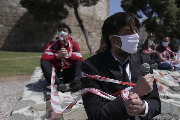 Διαμαρτυρία καλλιτεχνών στη Θεσσαλονίκη: Μουσικοί «αλυσοδέθηκαν» στον Λευκό Πύργο