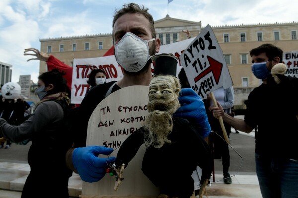 Μεγάλη συγκέντρωση διαμαρτυρίας καλλιτεχνών στο Σύνταγμα