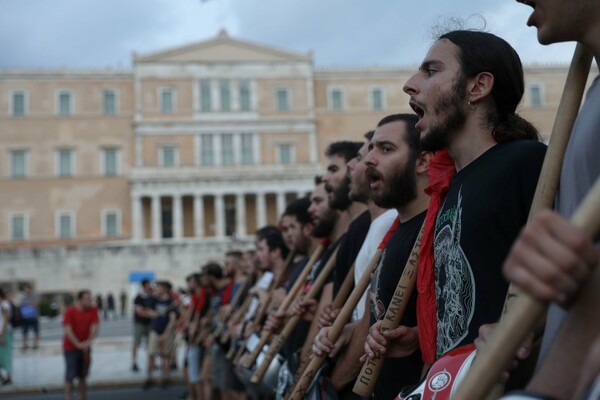 Διεθνής Αμνηστία: Διατάξεις αδικαιολόγητης παρέμβασης στο δικαίωμα της συνάθροισης, στο ν/σ για τις διαδηλώσεις