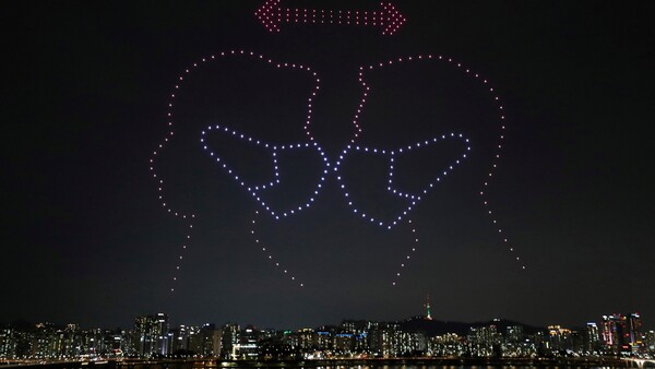 Νότια Κορέα: Drones φωτίζουν τον ουρανό της Σεούλ με μηνύματα κατά του κορωνοϊού
