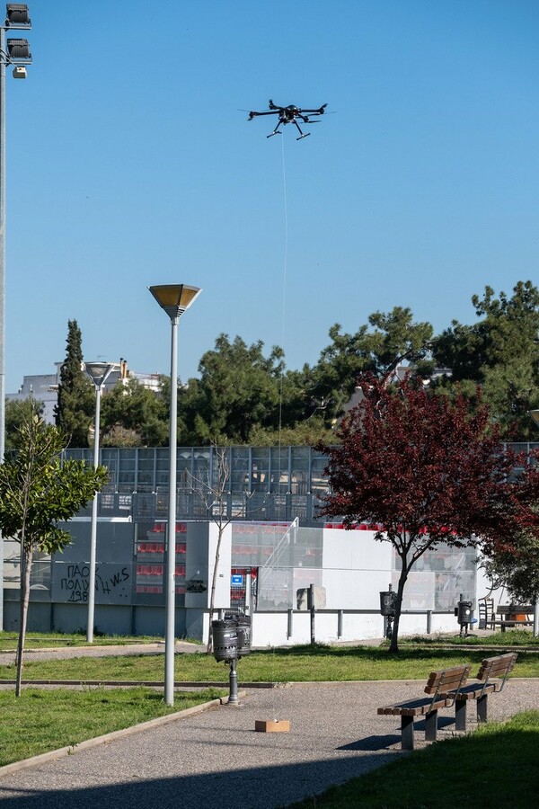 Drone μεταφέρει τρόφιμα και φάρμακα σε ηλικιωμένη στη Θεσσαλονίκη