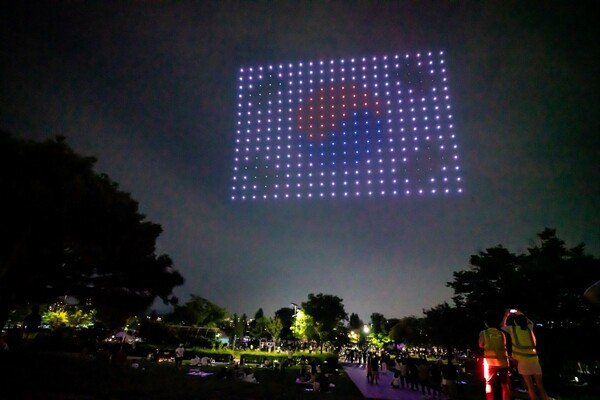 Νότια Κορέα: Drones φωτίζουν τον ουρανό της Σεούλ με μηνύματα κατά του κορωνοϊού