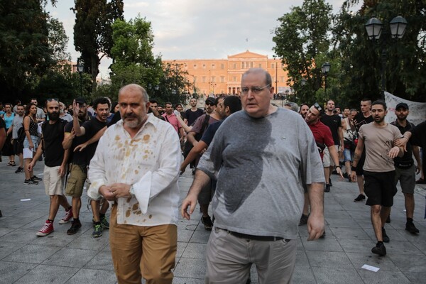 Έριξαν καφέδες και νερά στον Φίλη και τον Ξυδάκη όταν τους είδαν στην διαδήλωση για την Ηριάννα Β. Λ στο Σύνταγμα