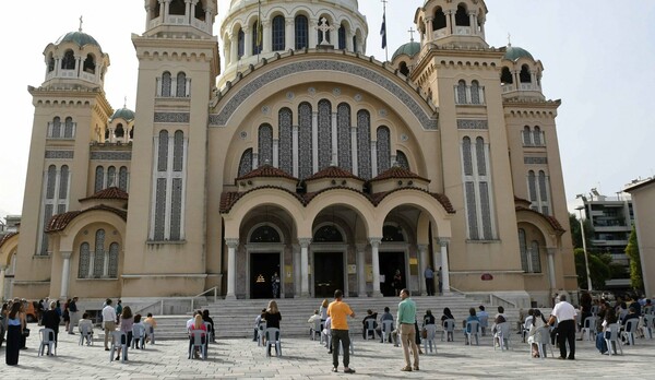 Χαλαρώνουν τα μέτρα στις εκκλησίες - Περισσότεροι πιστοί ανά τετραγωνικό