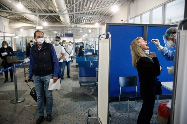 Αεροδρόμιο Ελευθέριος Βενιζέλος: Ένας ένας στην ουρά για το τεστ κορωνοϊού