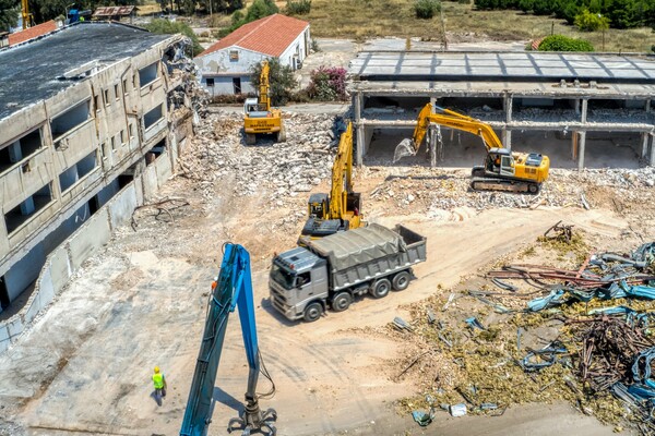 Ελληνικό: Ξεκίνησε η κατεδάφιση κτιρίων - Την Παρασκευή η επίσημη τελετή