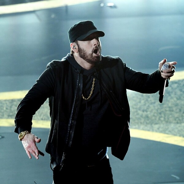 Ο Eminem ραπάρει εναντίον όσων δεν φορούν μάσκα: «Είμαι στο γαμ***** φέρετρο επειδή έβηχες» (ΒΙΝΤΕΟ)
