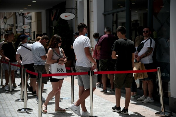 Πρώτη μέρα λειτουργίας για εμπορικά κέντρα: Μάσκα, απολύμανση και καταμέτρηση επισκεπτών