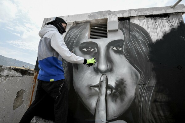 Ο 16χρονος γκραφιτάς της Αθήνας ζωγραφίζει για την ενδοοικογενειακή βία
