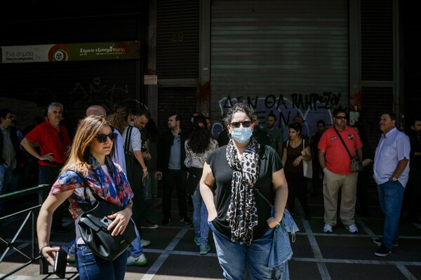 Ένταση έξω από το υπ. Εργασίας: Συγκέντρωση εργαζομένων του τουρισμού και του επισιτισμού