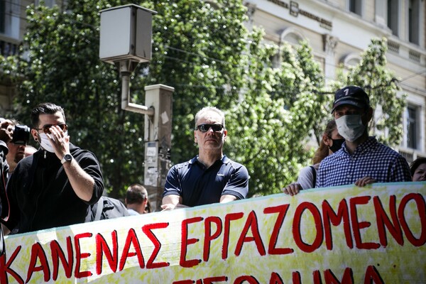 Ένταση έξω από το υπ. Εργασίας: Συγκέντρωση εργαζομένων του τουρισμού και του επισιτισμού