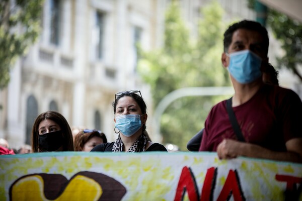 Ένταση έξω από το υπ. Εργασίας: Συγκέντρωση εργαζομένων του τουρισμού και του επισιτισμού