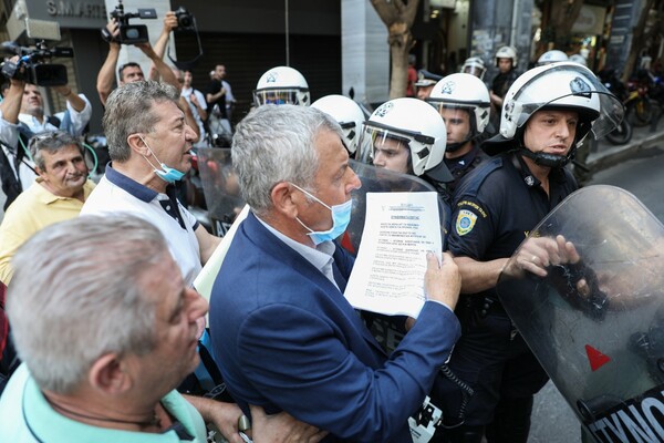 ΠΟΕΔΗΝ: Ενταση στο υπουργείο Οικονομικών - Τραυματίστηκε ο Γιαννάκος