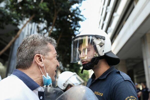 ΠΟΕΔΗΝ: Ενταση στο υπουργείο Οικονομικών - Τραυματίστηκε ο Γιαννάκος