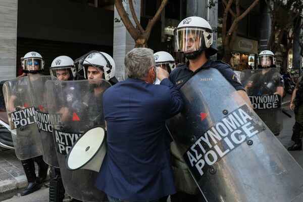 ΠΟΕΔΗΝ: Ενταση στο υπουργείο Οικονομικών - Τραυματίστηκε ο Γιαννάκος