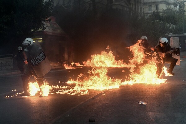 Ένταση στο Σύνταγμα: Μολότοφ, πέτρες και χημικά έξω από τη Βουλή