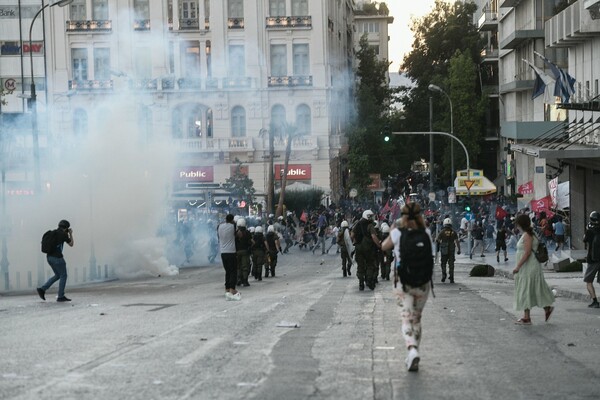 Ένταση στο Σύνταγμα: Μολότοφ, πέτρες και χημικά έξω από τη Βουλή