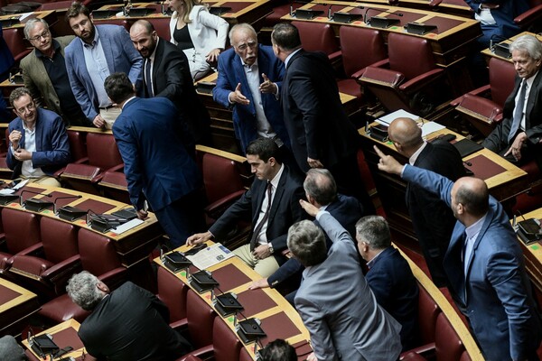 Βουλή: «Ντροπή, βγείτε από την αίθουσα» - Βουλευτής χειρονόμησε προκαλώντας την οργή του προεδρείου