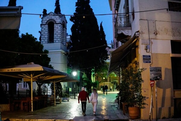 Μια βόλτα στην άδεια νυχτερινή Πλάκα