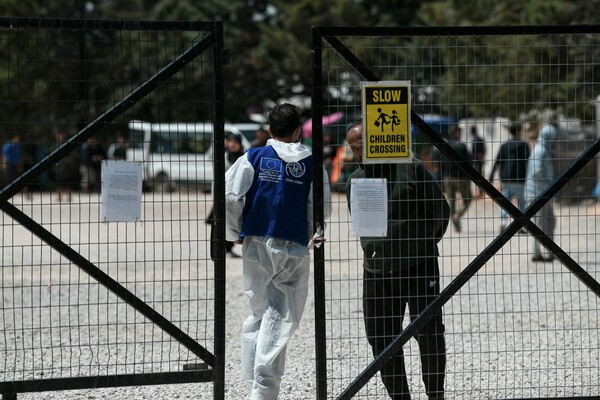 Συναγερμός στη Μαλακάσα: 4 άτομα έσπασαν την καραντίνα στη δομή - Δύο συνελήφθησαν στον σταθμό Λαρίσης