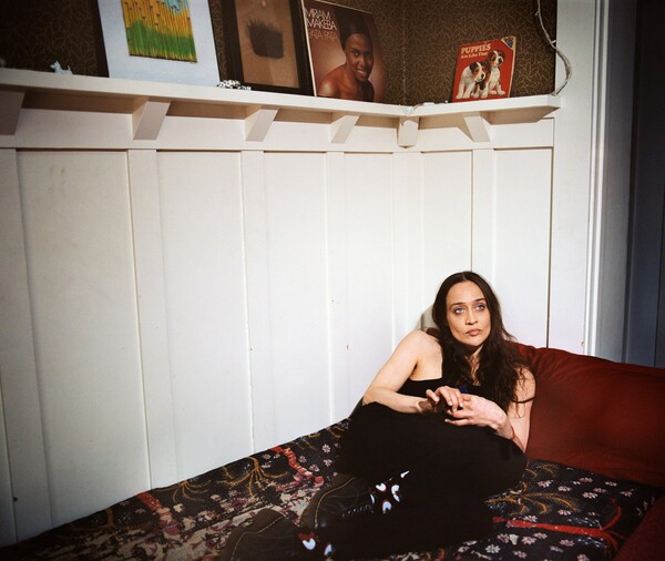 «Φέρτε τους κόφτες»: Η Fiona Apple κυκλοφόρησε ένα άλμπουμ για το πώς θα βγεις από την (κάθε) καραντίνα