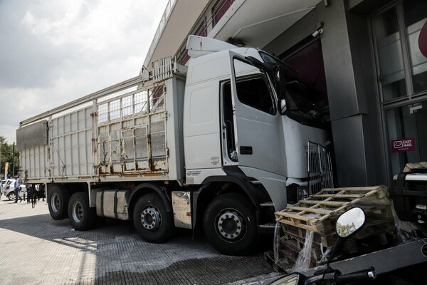 Τροχαίο στην Πειραιώς: Έμφραγμα στο τιμόνι υπέστη ο οδηγός του φορτηγού