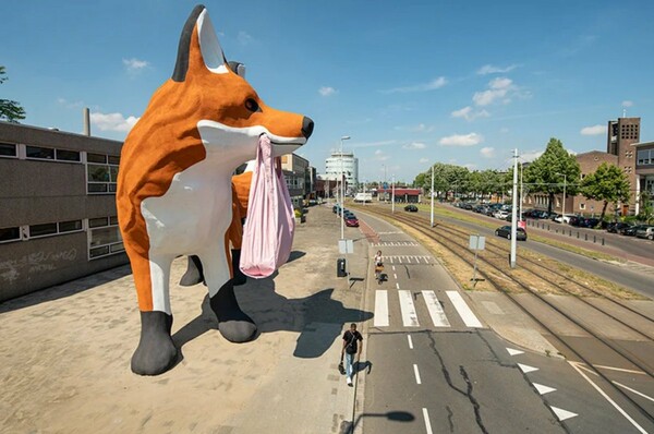 Αυτή η τεράστια αλεπού «σπάει» το γκρίζο, αστικό περιβάλλον του Ρότερνταμ