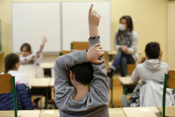 Γαλλία: 70 κρούσματα σε σχολεία μία βδομάδα μετά το άνοιγμα