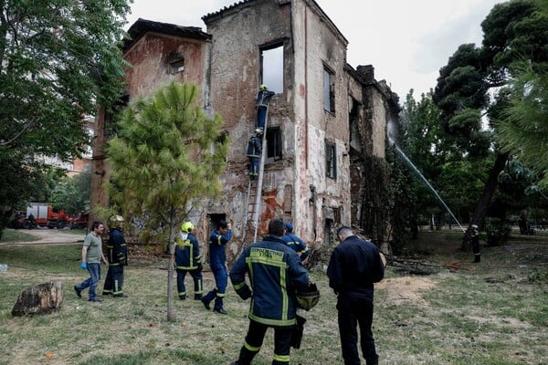 Φωτιά στη βίλα Κλωναρίδη - Εικόνες μετά την καταστροφή