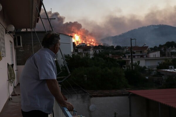 Σε κατάσταση έκτακτης ανάγκης η ανατολική Κορινθία - Μαίνεται η πυρκαγιά