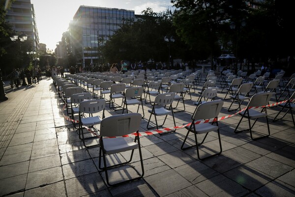 Άδειες καρέκλες στο Σύνταγμα: Διαμαρτυρία των επαγγελματιών στον χώρο της εστίασης