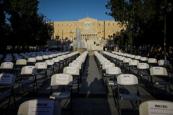 Άδειες καρέκλες στο Σύνταγμα: Διαμαρτυρία των επαγγελματιών στον χώρο της εστίασης