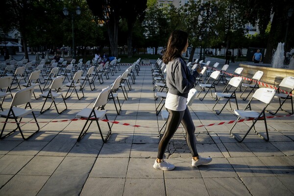 Άδειες καρέκλες στο Σύνταγμα: Διαμαρτυρία των επαγγελματιών στον χώρο της εστίασης
